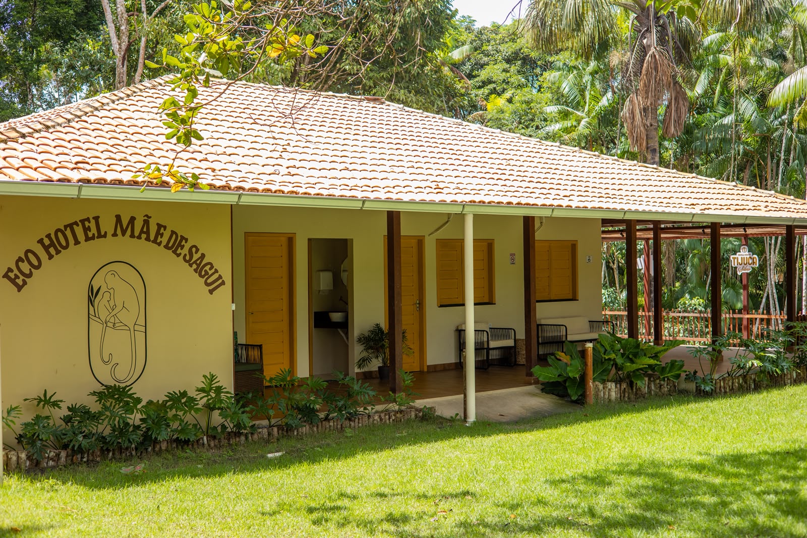 Fachada ampla do Eco Hotel Mãe de Sagui